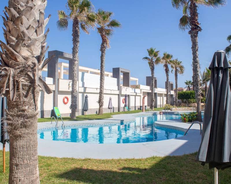 2 soveværelse Strandlejlighed til salg i La Mata med swimmingpool garage - € 330.000 (Ref: 9158836)