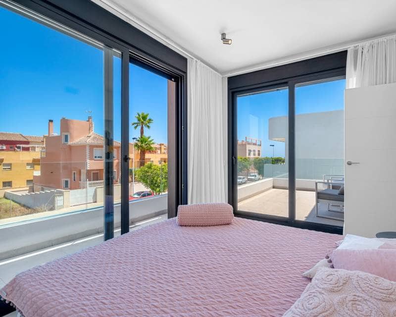 4 soveværelse Villa til salg i Guardamar del Segura med swimmingpool garage - € 1.390.000 (Ref: 9172078)