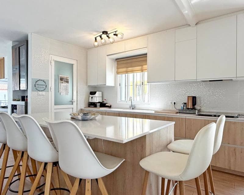 2 soveværelse Semi-Rækkehus til salg i Villamartin med swimmingpool garage - € 449.900 (Ref: 9187480)