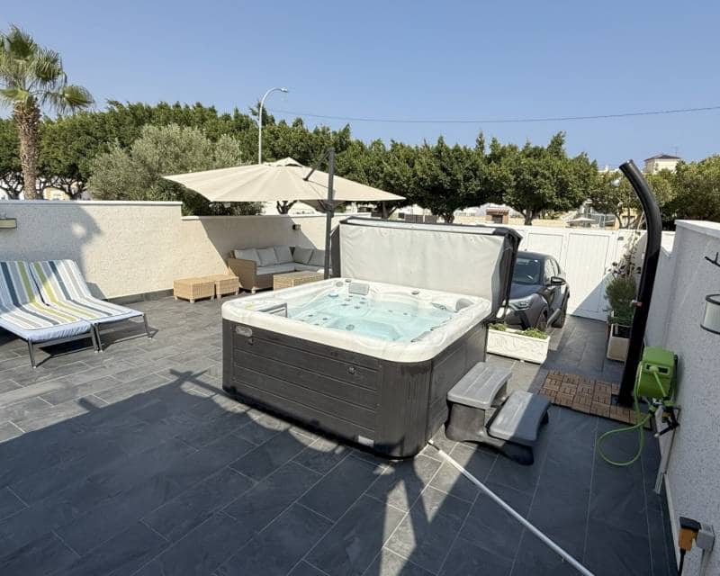 2 soveværelse Semi-Rækkehus til salg i La Zenia med swimmingpool garage - € 349.900 (Ref: 9191910)