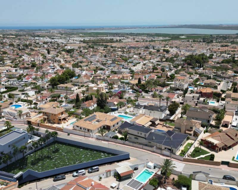 3 soveværelse Semi-Rækkehus til salg i Ciudad Quesada med swimmingpool garage - € 1.050.000 (Ref: 9278569)