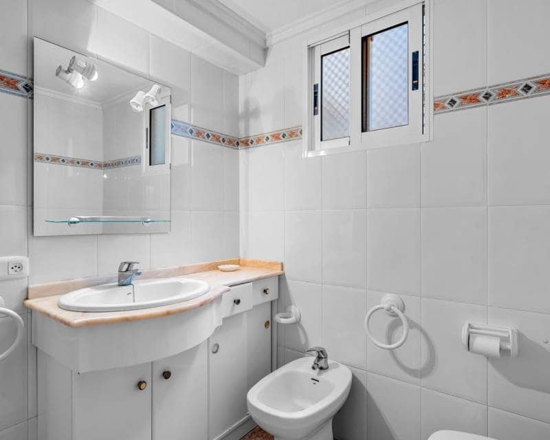 3 soveværelse Strandlejlighed til salg i Torrevieja med garage - € 475.000 (Ref: 9307042)