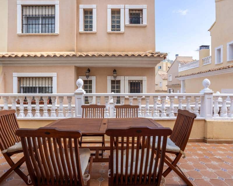 2 soveværelse Rækkehus til salg i Guardamar del Segura med swimmingpool garage - € 299.900 (Ref: 9340140)