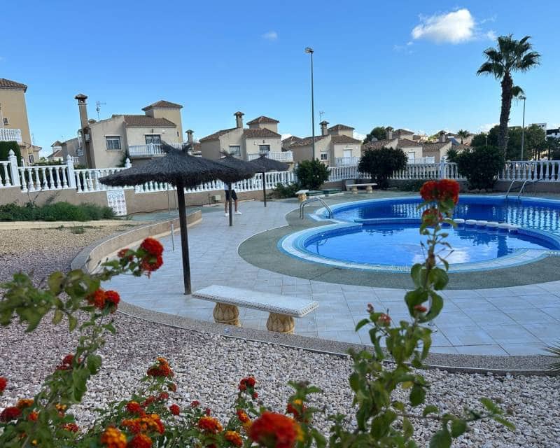 3 chambre Villa/Maison Semi-Mitoyenne à vendre à Villamartin avec piscine garage - 259 000 € (Ref: 9347908)