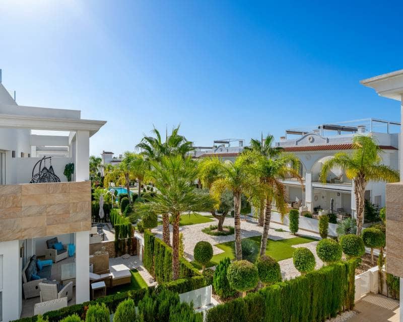 3 soverom Rekkehus til salgs i Ciudad Quesada med svømmebasseng garasje - € 379 000 (Ref: 9348046)