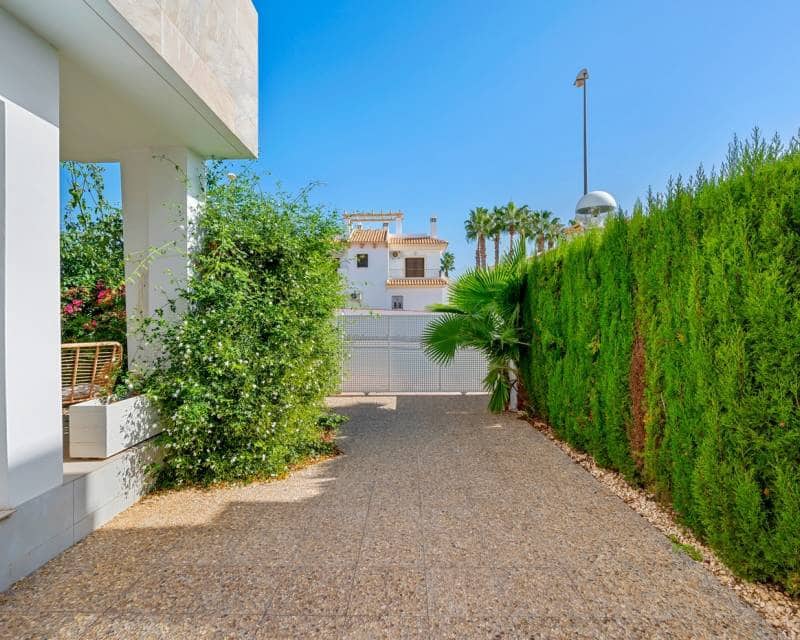 3 soverom Rekkehus til salgs i Ciudad Quesada med svømmebasseng garasje - € 379 000 (Ref: 9348046)