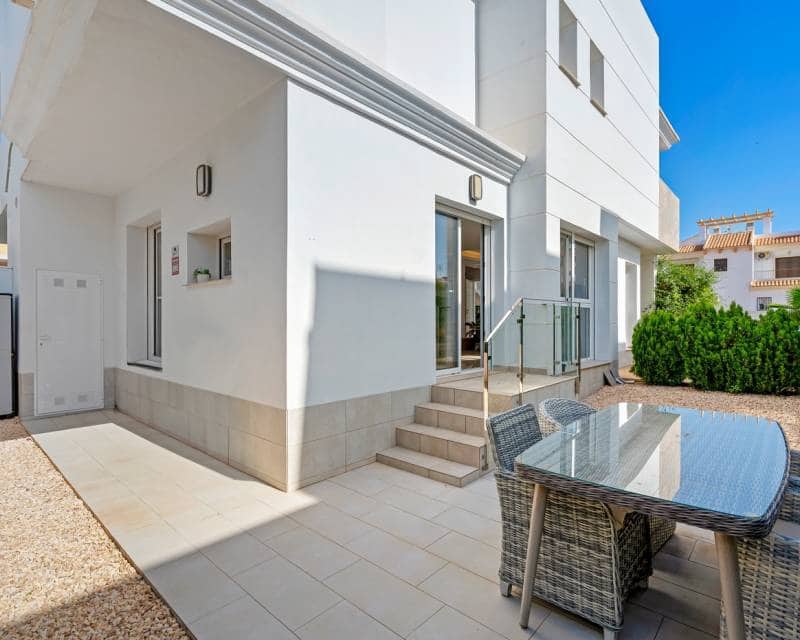 3 soverom Rekkehus til salgs i Ciudad Quesada med svømmebasseng garasje - € 379 000 (Ref: 9348046)