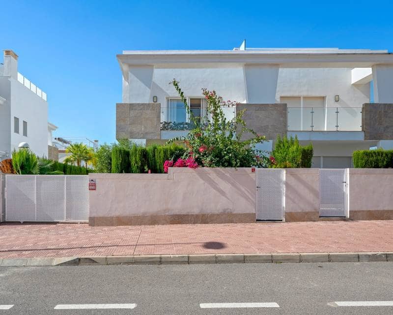 3 soverom Rekkehus til salgs i Ciudad Quesada med svømmebasseng garasje - € 379 000 (Ref: 9348046)