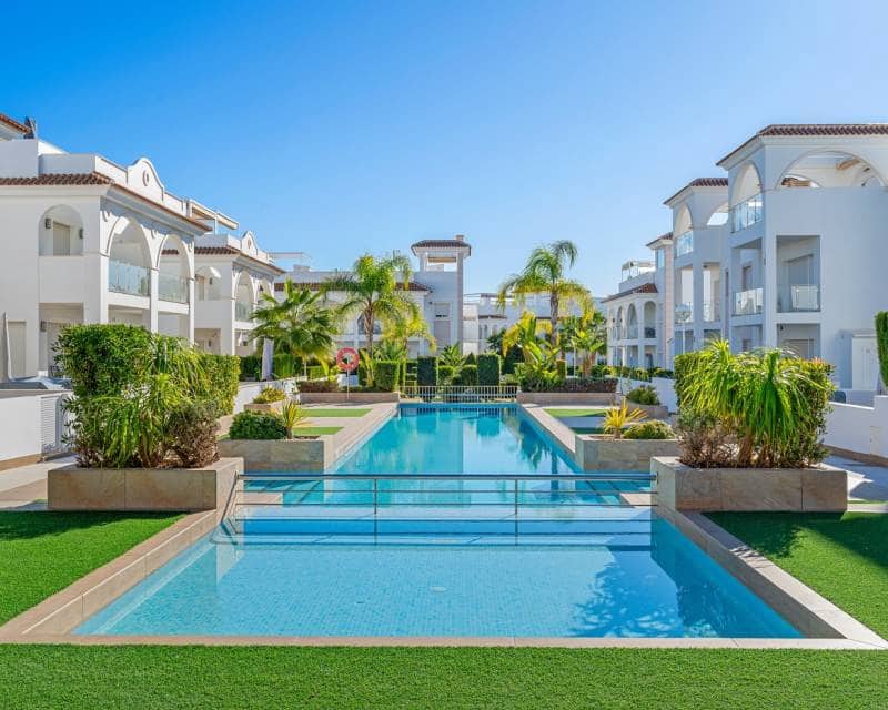 3 soverom Rekkehus til salgs i Ciudad Quesada med svømmebasseng garasje - € 379 000 (Ref: 9348046)