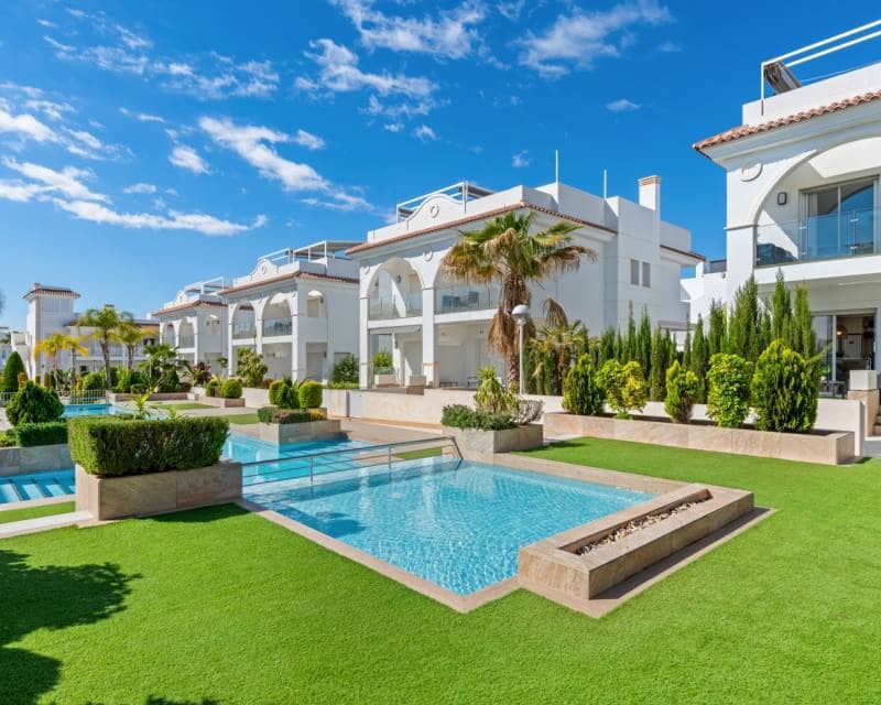 3 soverom Rekkehus til salgs i Ciudad Quesada med svømmebasseng garasje - € 379 000 (Ref: 9348046)