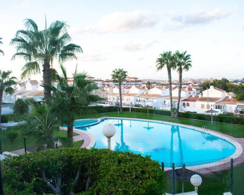3 soveværelse Rækkehus til salg i Torrevieja med swimmingpool - € 230.000 (Ref: 9386615)