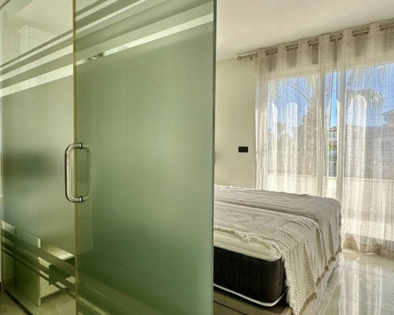 3 soveværelse Semi-Rækkehus til salg i Orihuela Costa med swimmingpool garage - € 389.000 (Ref: 9405794)