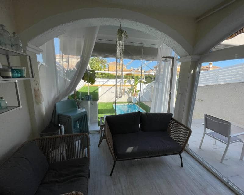 3 slaapkamer Rijtjeshuis te koop in Torre de la Horadada met zwembad - € 399.000 (Ref: 9414845)