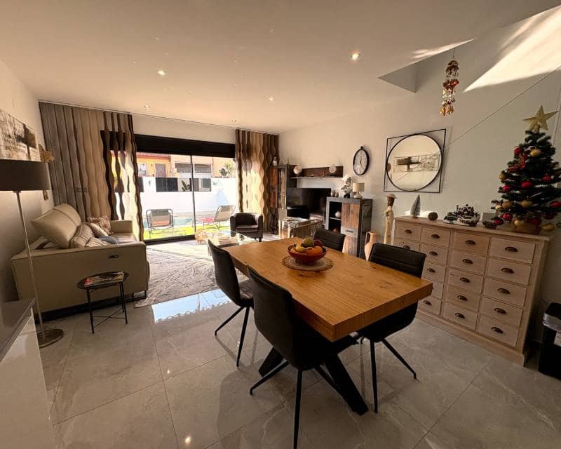 3 slaapkamer Halfvrijstaande villa te koop in San Pedro del Pinatar met zwembad - € 420.000 (Ref: 9450014)