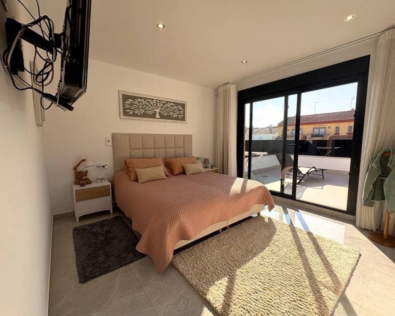3 slaapkamer Halfvrijstaande villa te koop in San Pedro del Pinatar met zwembad - € 420.000 (Ref: 9450014)