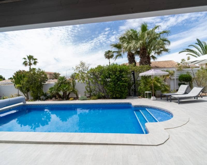 4 slaapkamer Villa te koop in Torrevieja met zwembad garage - € 495.000 (Ref: 9500498)