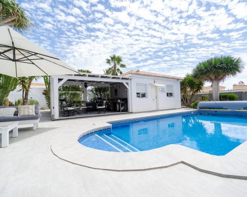 4 slaapkamer Villa te koop in Torrevieja met zwembad garage - € 495.000 (Ref: 9500498)