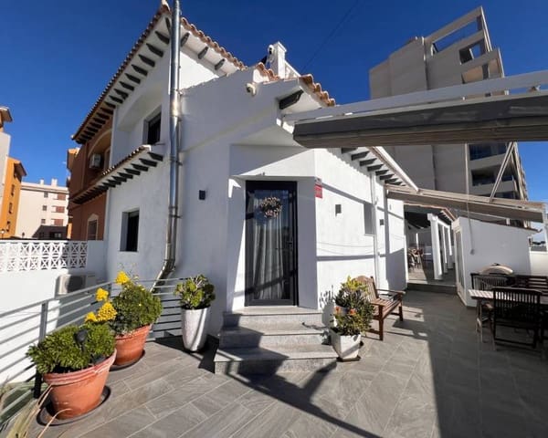 3 soveværelse Rækkehus til salg i Punta Prima, Orihuela med swimmingpool garage - € 695.000 (Ref: 9518014)