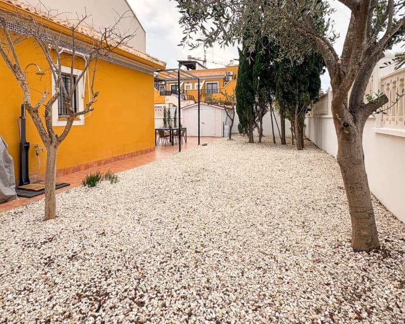 3 soverom Kjedet enebolig til salgs i Arenales del Sol med svømmebasseng garasje - € 378 000 (Ref: 9562241)