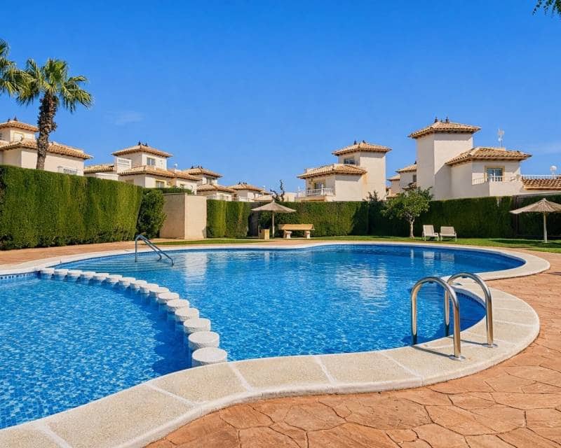 2 chambre Villa/Maison Mitoyenne à vendre à La Zenia avec piscine - 230 000 € (Ref: 9588356)