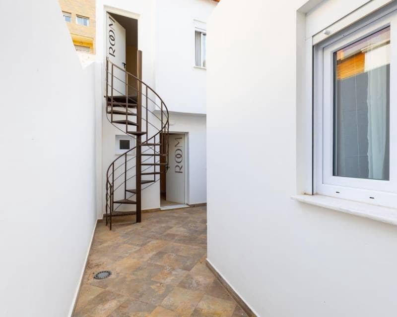 4 bedroom Apartment for sale in Torrevieja - € 199,000 (Ref: 9592115)