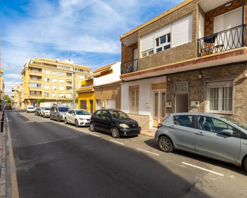 4 bedroom Apartment for sale in Torrevieja - € 199,000 (Ref: 9592115)