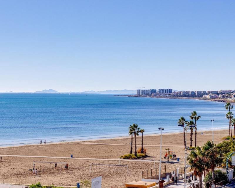 4 bedroom Apartment for sale in Torrevieja - € 199,000 (Ref: 9592115)