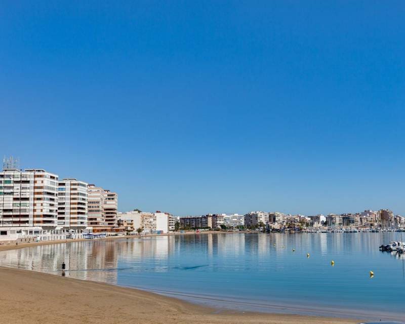 4 bedroom Apartment for sale in Torrevieja - € 199,000 (Ref: 9592115)