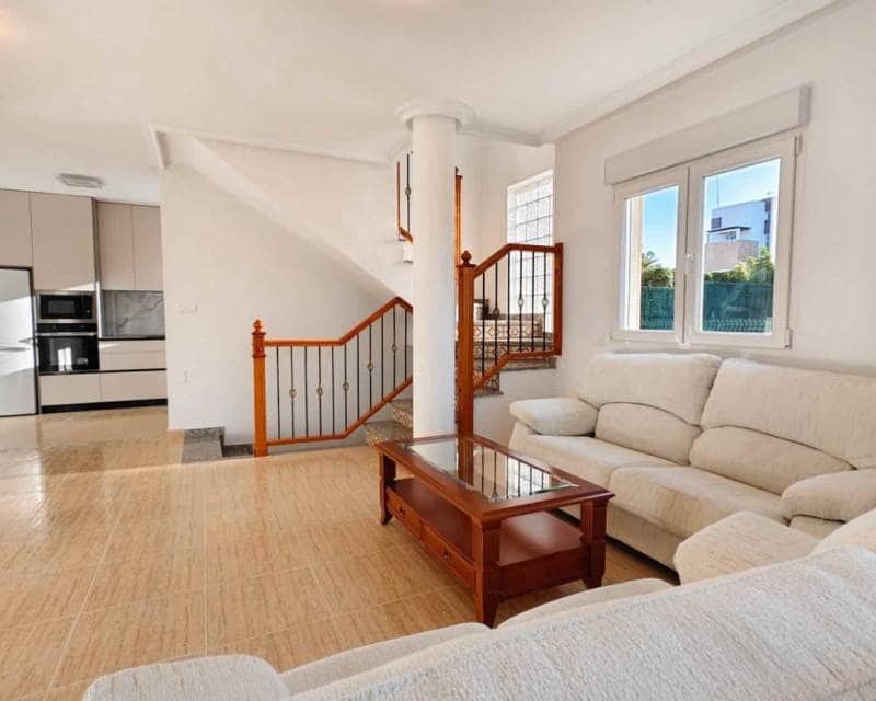 4 soveværelse Villa til salg i Villamartin med swimmingpool garage - € 470.000 (Ref: 9593155)