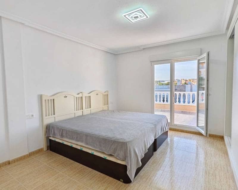 4 soveværelse Villa til salg i Villamartin med swimmingpool garage - € 470.000 (Ref: 9593155)