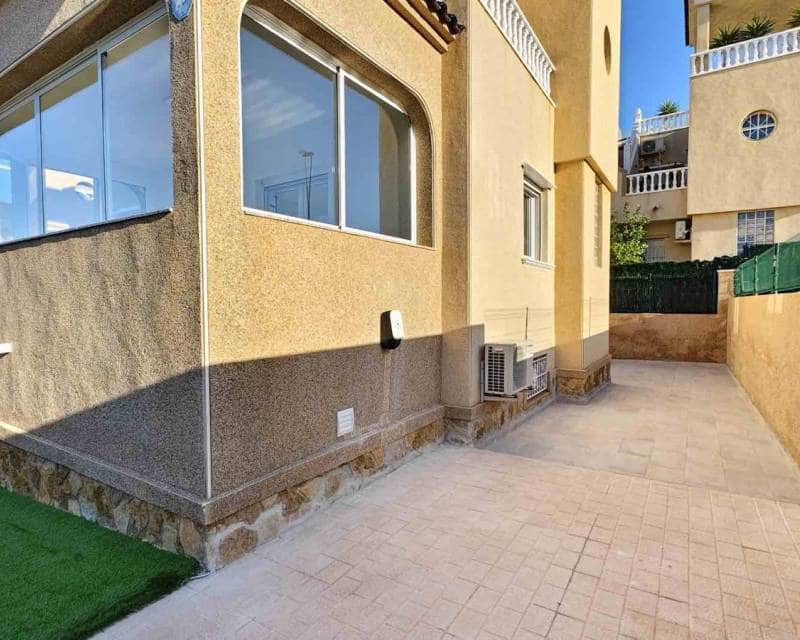 4 soveværelse Villa til salg i Villamartin med swimmingpool garage - € 470.000 (Ref: 9593155)