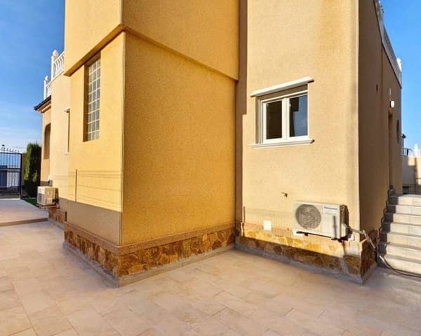 Chalet de 4 habitaciones en Villamartin, Orihuela en venta con piscina garaje - 470.000 € (Ref: 9593155)