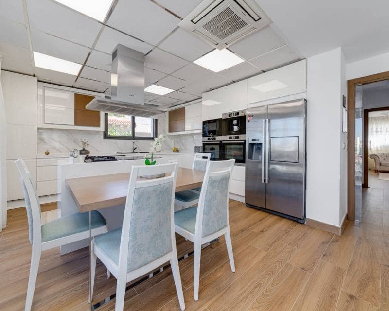 4 sovrum Villa till salu i Torrevieja med pool garage - 1 275 000 € (Ref: 9603532)