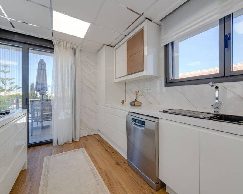 4 sovrum Villa till salu i Torrevieja med pool garage - 1 275 000 € (Ref: 9603532)