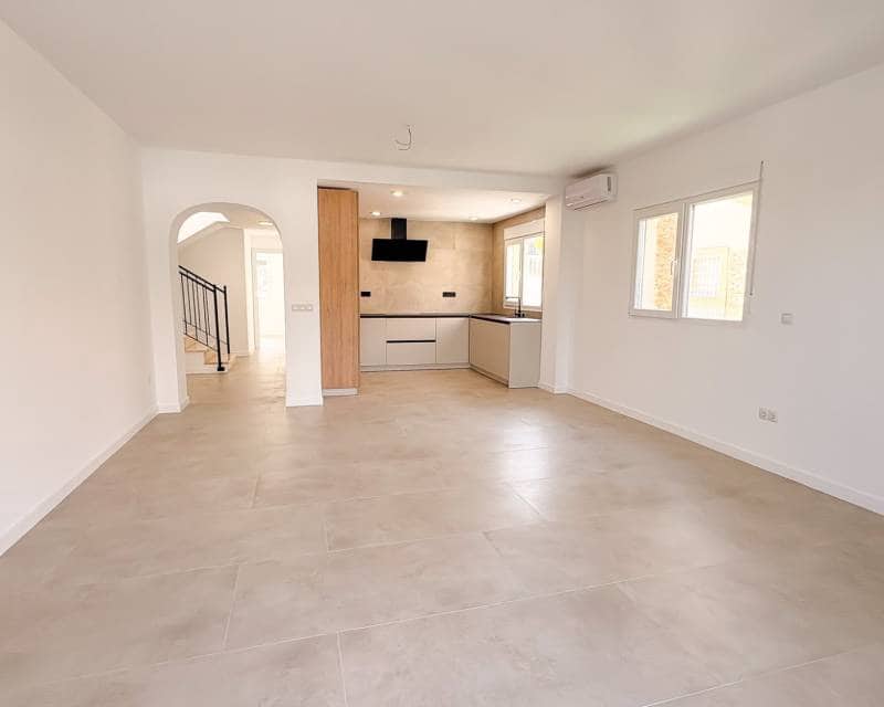 3 bedroom Semi-detached Villa for sale in El Campello with garage - € 550,000 (Ref: 9618498)