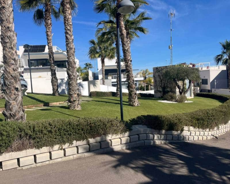 3 soveværelse Villa til salg i San Miguel de Salinas med swimmingpool garage - € 385.000 (Ref: 9626399)