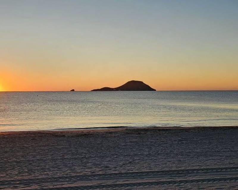 Ático de 2 habitaciones en La Manga del Mar Menor en venta con piscina - 385.000 € (Ref: 9633084)