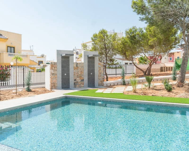Bungalow de 3 habitaciones en Torrevieja en venta con piscina - 289.900 € (Ref: 9633159)