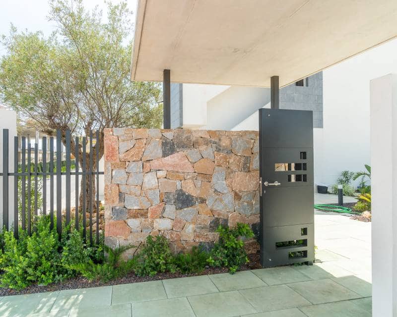 Bungalow de 3 habitaciones en Torrevieja en venta con piscina - 289.900 € (Ref: 9633159)