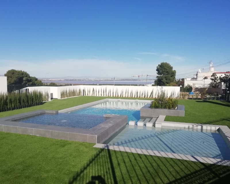 Bungalow de 3 habitaciones en Torrevieja en venta con piscina - 289.900 € (Ref: 9633159)