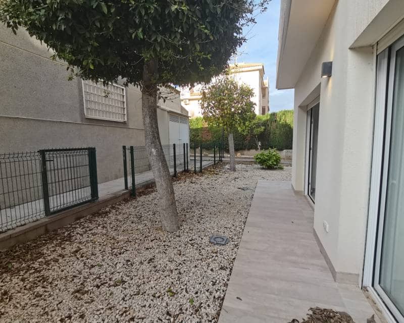3 makuuhuone Huoneisto myytävänä paikassa Torrevieja mukana uima-altaan - 350 000 € (Ref: 9633319)
