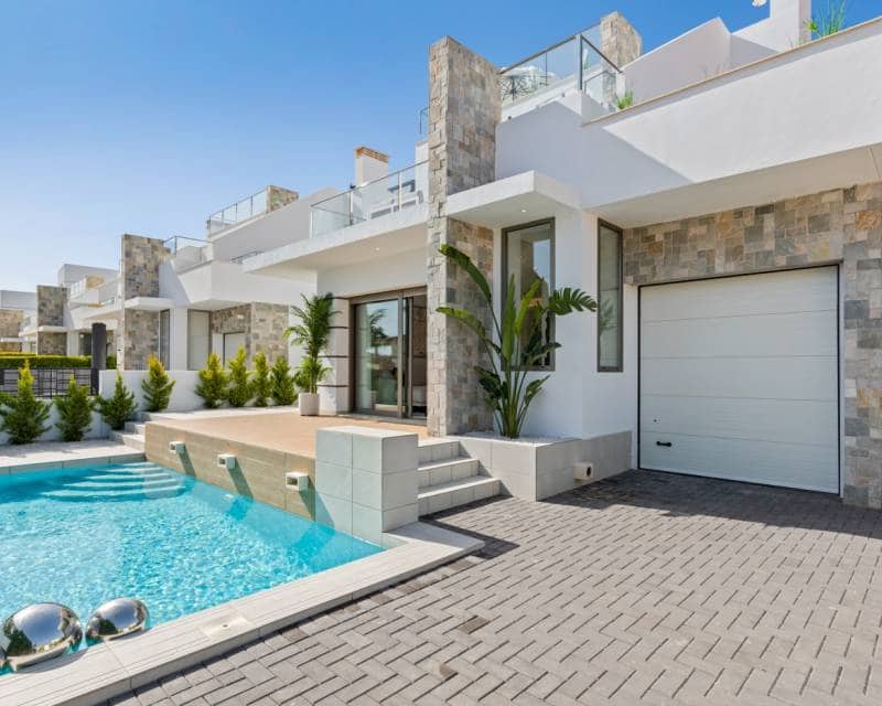 Chalet de 3 habitaciones en Los Alcázares en venta con piscina - 544.841 € (Ref: 9633347)