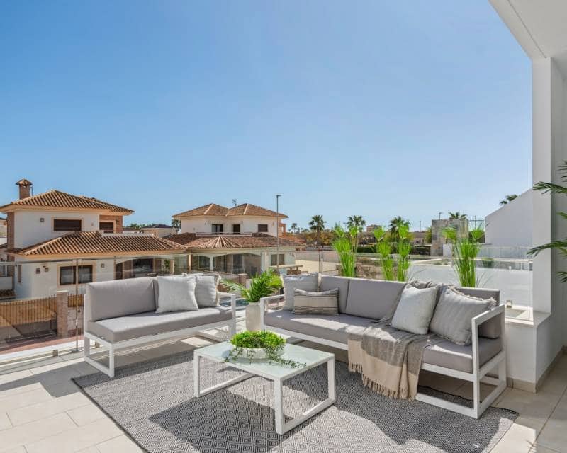 Chalet de 3 habitaciones en Los Alcázares en venta con piscina - 544.841 € (Ref: 9633347)