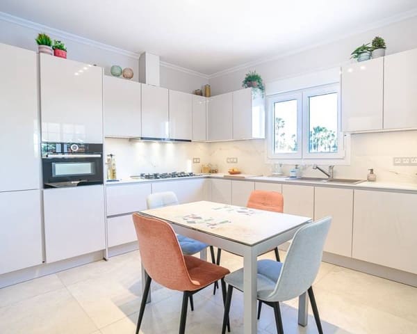 3 makuuhuone Huvila myytävänä paikassa Catral mukana uima-altaan 
autotalli - 429 500 € (Ref: 9635209)