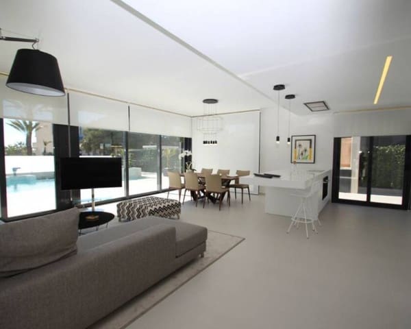 Chalet de 4 habitaciones en San Miguel de Salinas en venta con piscina - 630.000 € (Ref: 9642534)