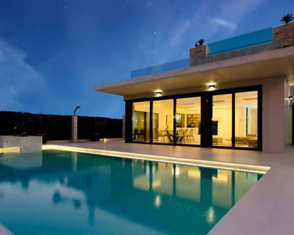 Chalet de 4 habitaciones en Dehesa de Campoamor, Orihuela en venta - 1.195.000 € (Ref: 9642551)