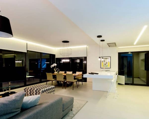 Chalet de 4 habitaciones en Dehesa de Campoamor, Orihuela en venta - 1.195.000 € (Ref: 9642551)