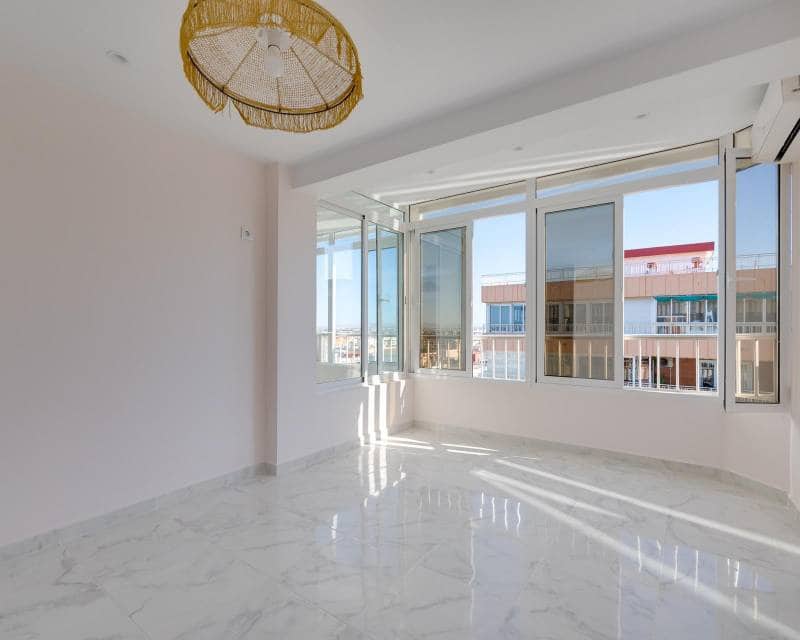 3 soverom Penthouse til salgs i Torrevieja med svømmebasseng - € 269 900 (Ref: 9708197)