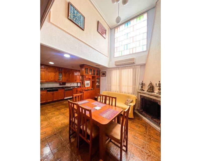 5 bedroom Terraced Villa for sale in Guardamar del Segura with garage - € 380,000 (Ref: 9779105)