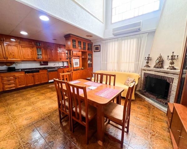 5 slaapkamer Rijtjeshuis te koop in Zona Pueblo, Guardamar del Segura met garage - € 380.000 (Ref: 9779105)